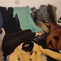 Vari vestiti pantaloni giacche scarpe