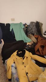 Vari vestiti pantaloni giacche scarpe