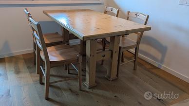 Tavolo e sedie in legno