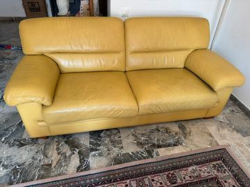 Divani in pelle nicoline ( da venire a ritirare)