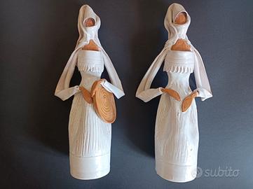 Sculture donna sarda in costume di Emilia Palomba