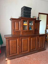 Grande credenza in noce con alzata e vetrina