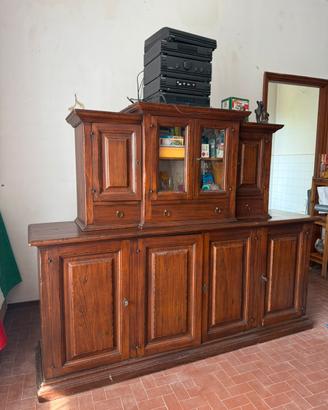 Grande credenza in noce con alzata e vetrina