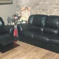 Divano in pelle e poltrona