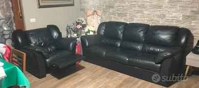 Divano in pelle e poltrona