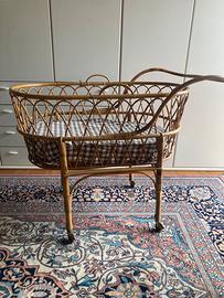 Culla vintage in vimini con ruote