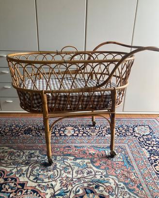 Culla vintage in vimini con ruote