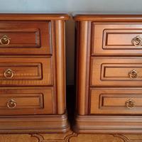 Coppia di comodini in legno