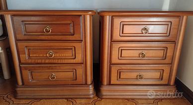 Coppia di comodini in legno