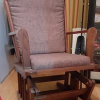 poltrona a dondolo in legno con cuscino integrato