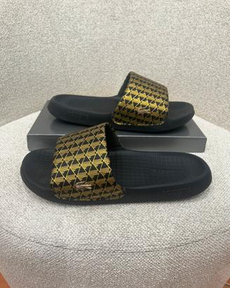 Ciabatte lacoste modello serveslide 1.0 nere e oro