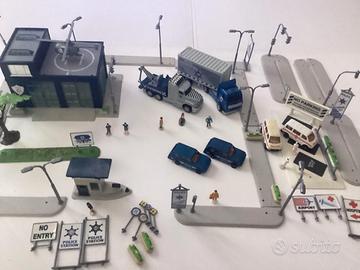 Elementi per plastico/diorama caserma polizia