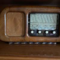 Radio d’epoca vintage in legno