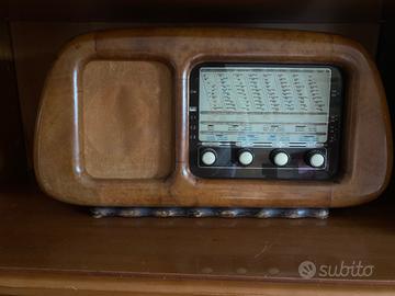 Radio d’epoca vintage in legno
