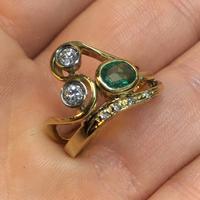 Anello di design oro giallo, smeraldo e diamanti