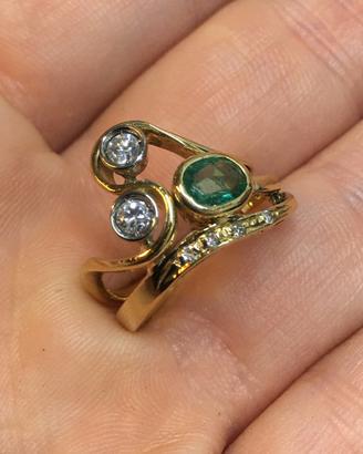 Anello di design oro giallo, smeraldo e diamanti