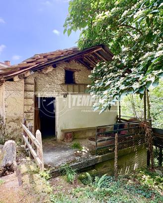BAITA LIBERA SU TRE LATI CON TERRENO