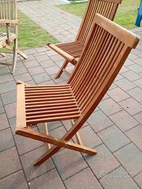 Tavolo e sedie da giardino in legno 