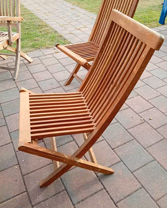 Tavolo e sedie da giardino in legno 
