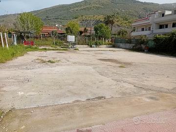 Spiazzato ad uso parcheggio di circa 1000