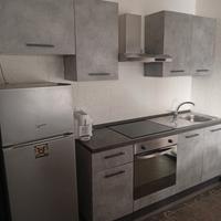 cucina+ camera+ tavolo e sedie 