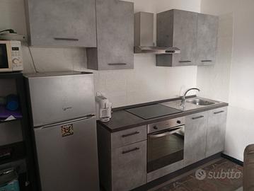 cucina+ camera+ tavolo e sedie 