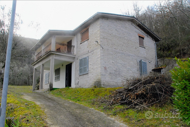Casa indipendente ad Alvito con giardino e terreni