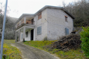 Casa indipendente ad Alvito con giardino e terreni