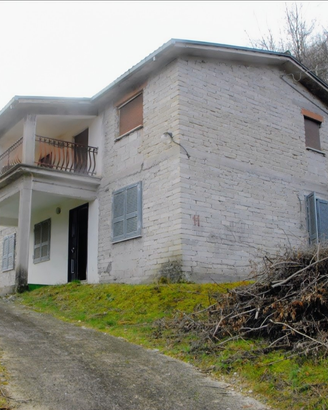 Casa indipendente ad Alvito con giardino e terreni