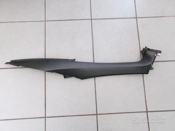 COPERCHIO CENTRALE DESTRO PIAGGIO MP3 350 SPORT