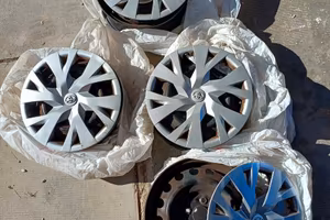 4 borchie originali Toyota con cerchioni in ferro