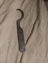 Chiave a settore con nasello x ghiere filtri sale