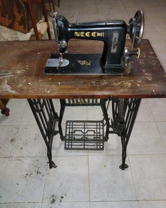 macchina da cucire a pedale Necchi