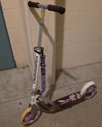 monopattino con cavalletto e bretella