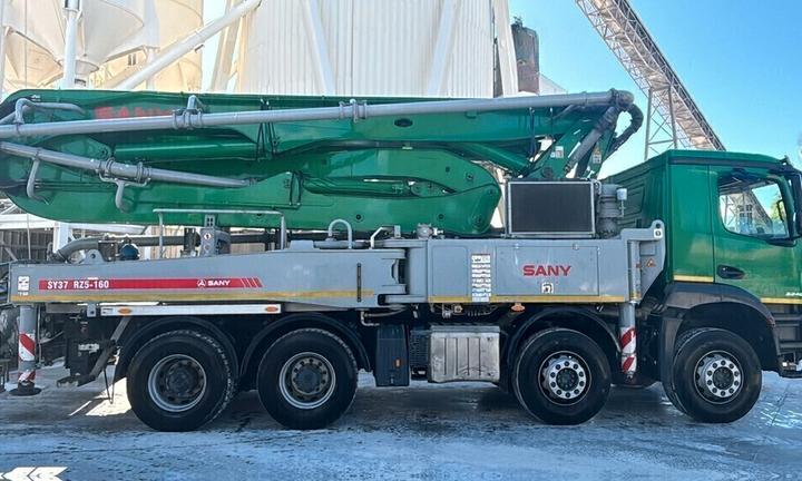 Mercedes Benz Arocs 3246 con pompa calcestruzzo SA