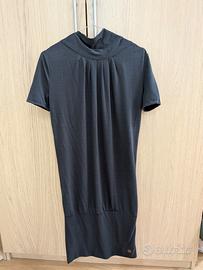 vestito grigio a maniche corte con collo alto