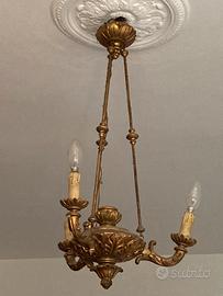 Lampadario in legno intagliato