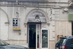 Locale commerciale con depositi