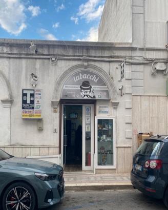 Locale commerciale con depositi