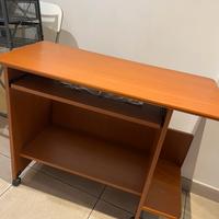 Scrivania porta pc con rotelle