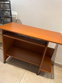 Scrivania porta pc con rotelle