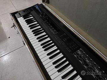 Roland D50 gloriosa con Case rigido