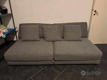 due divani grigi di poltrone e sofa’