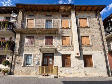 VILLA A SCHIERA A VERZEGNIS