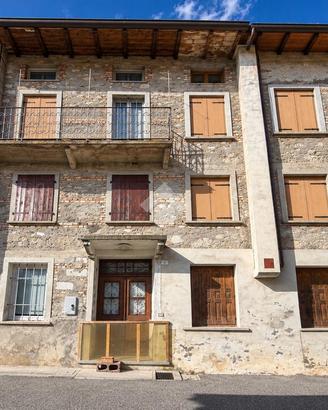 VILLA A SCHIERA A VERZEGNIS