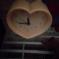orologio da tavolo a forma di cuore. Funzionante. 