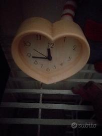 orologio da tavolo a forma di cuore. Funzionante. 