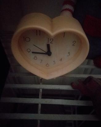 orologio da tavolo a forma di cuore. Funzionante. 