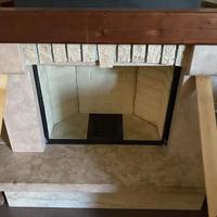 Camino piazzetta con rivestimento marmo pietra