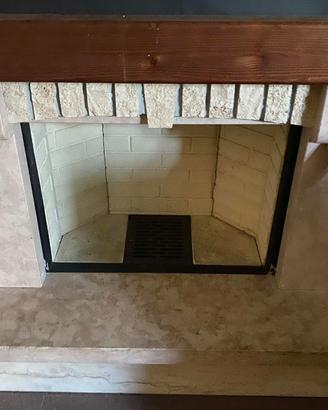 Camino piazzetta con rivestimento marmo pietra
